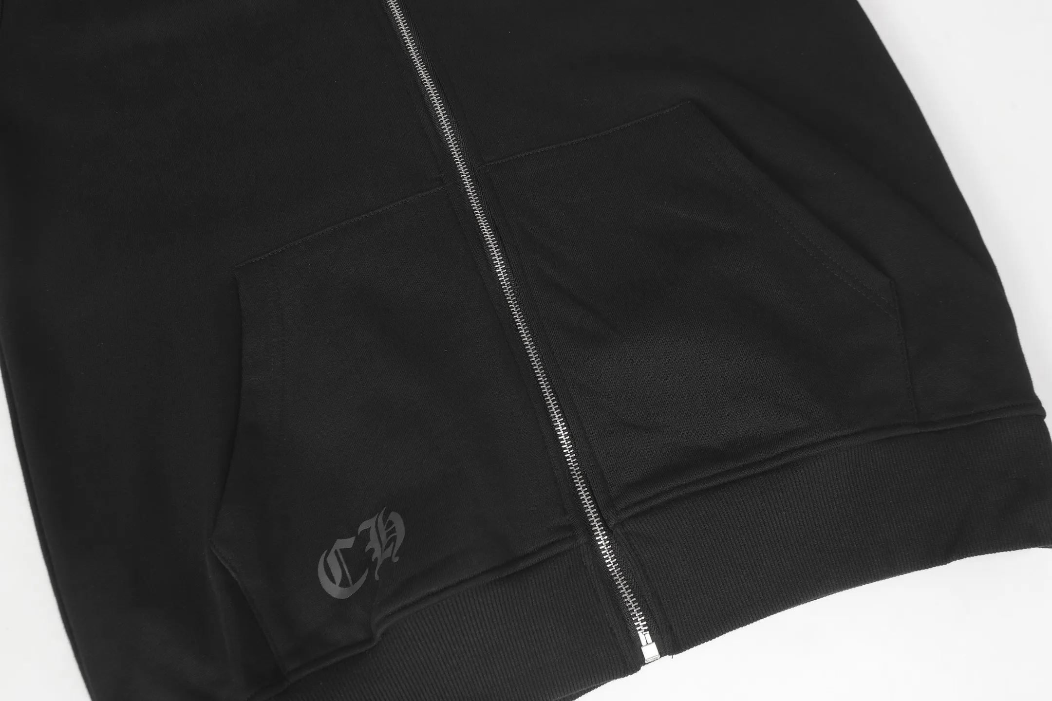P250 Cross-border model, please do not place an order if you are pursuing quality - Chrome Hearts/Chrome Hearts colorful horseshoe Sanskrit printed zipper sweatshirt cardigan jacket - High weight, high density and high quality. The wool is soft, delicate and skin-friendly. It feels soft and silky. It has excellent warmth and skin-friendly properties. - Custom-woven and dyed, no color difference. No matter the fabric or workmanship details, it beats the ordinary version on the market. - Hardware and zipper accessories are all customized. Full of details. -Colour: black white -Size: S M L XL